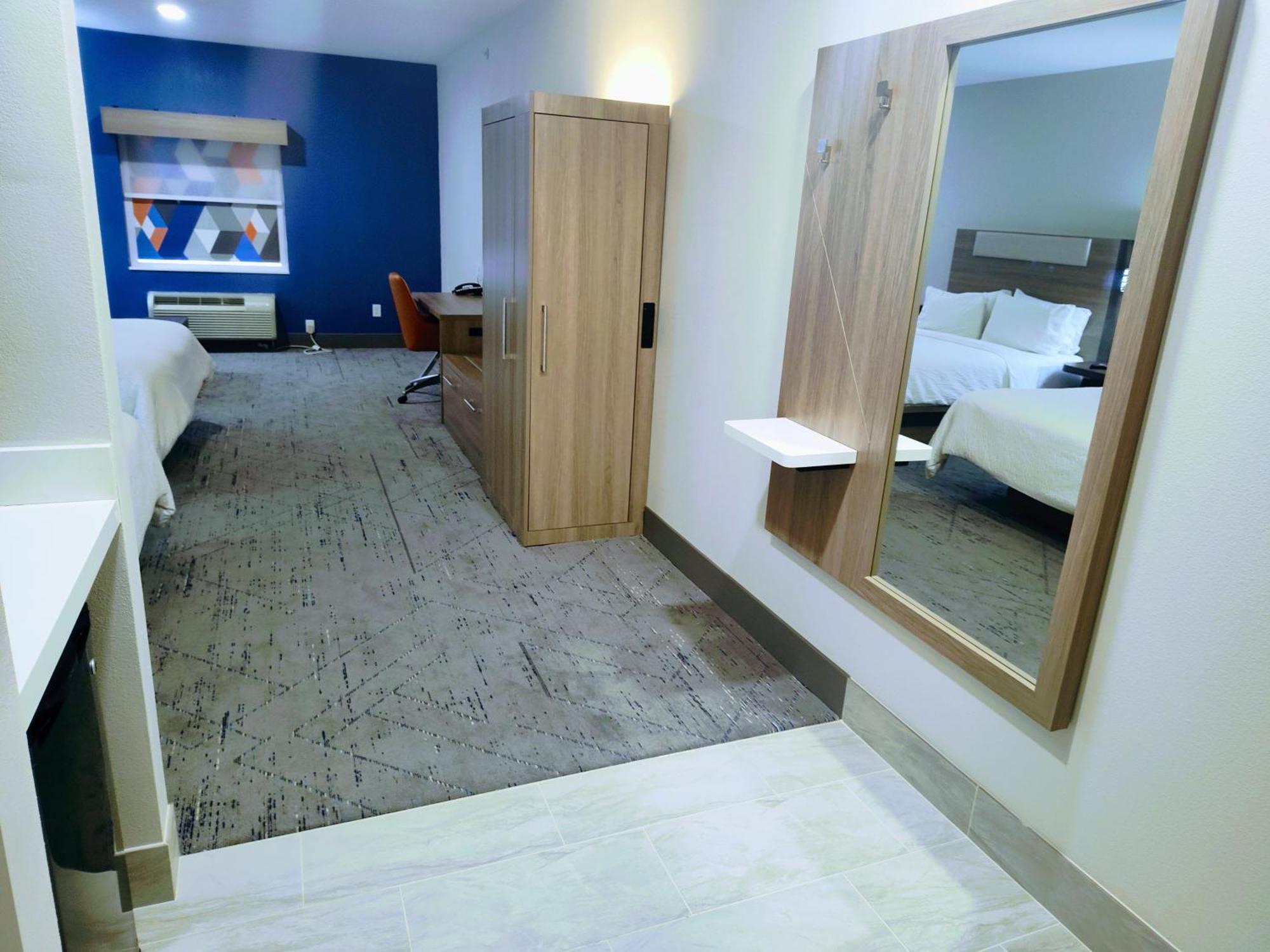 Holiday Inn Express Kenedy By Ihg Exterior foto